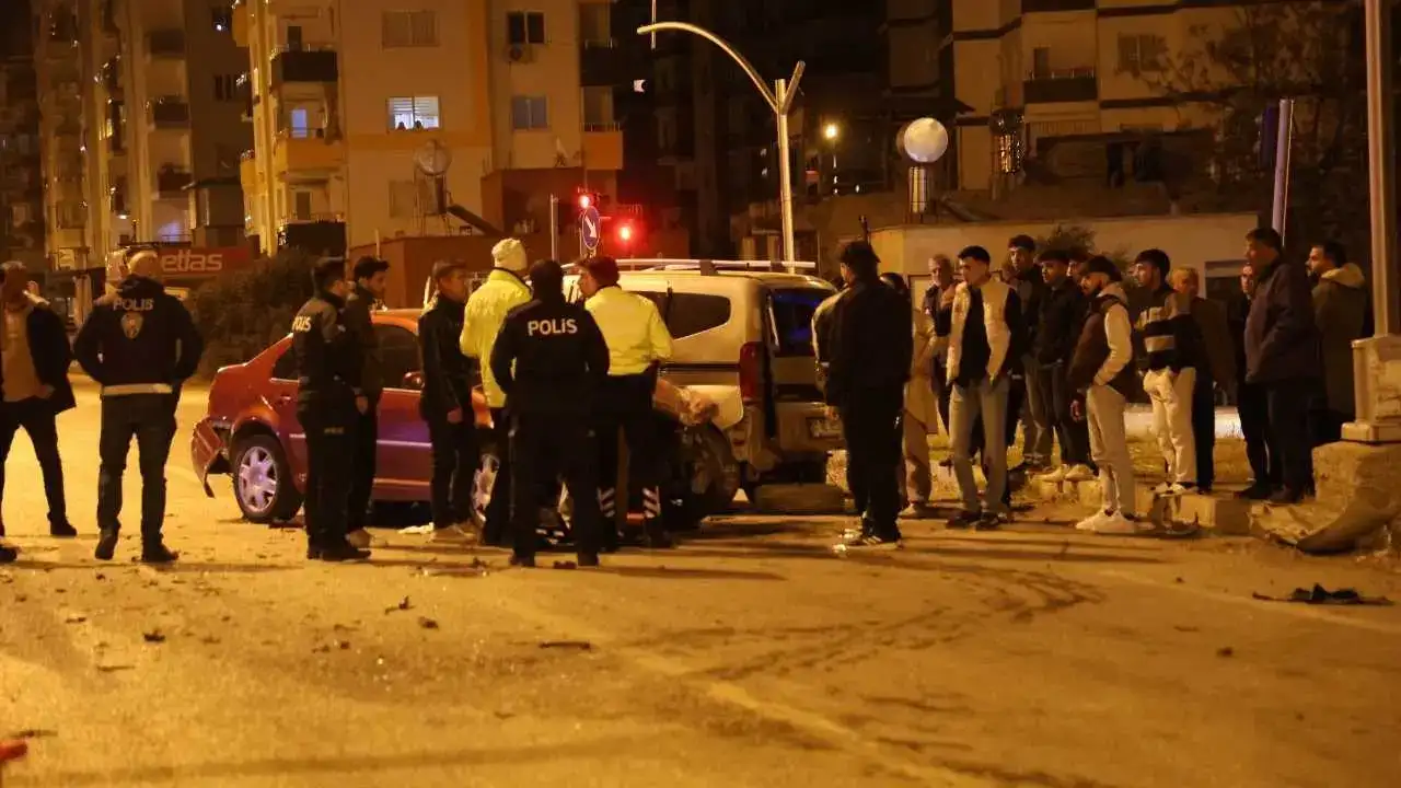 Adana’da Babadan Kalan Yadigar Araç Perte Çıktı! 2 Yaralı 7